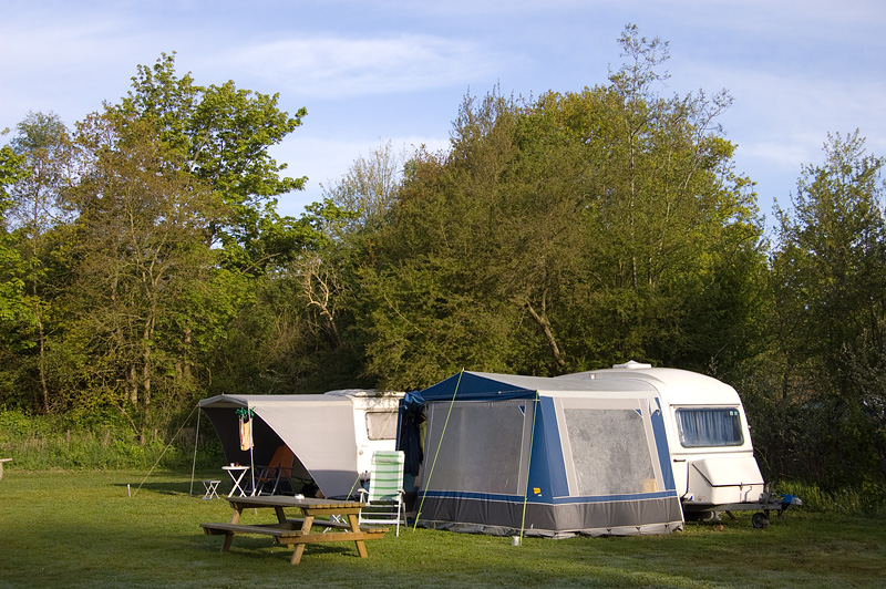 hepi05.jpg - De camping, rustig, alleen de vogels trokken zich niets aan van het bordje "Stiltegebied".