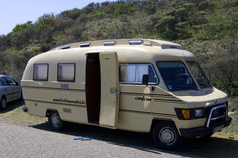 hepi06.jpg - Op de parkeerplaats bij het strand van Castricum zagen we deze bijzondere camper.